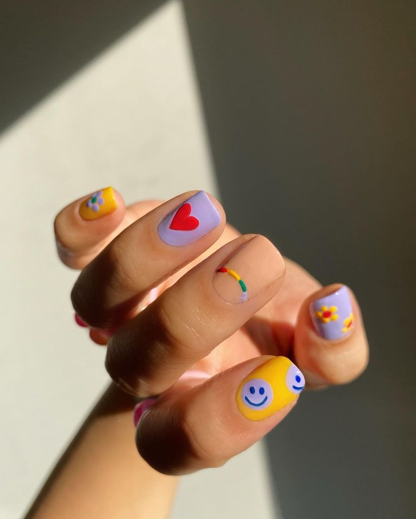 Emojili nail art