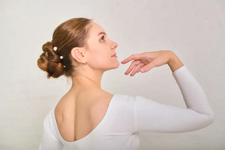 Saç aksesuarlı ense topuzu