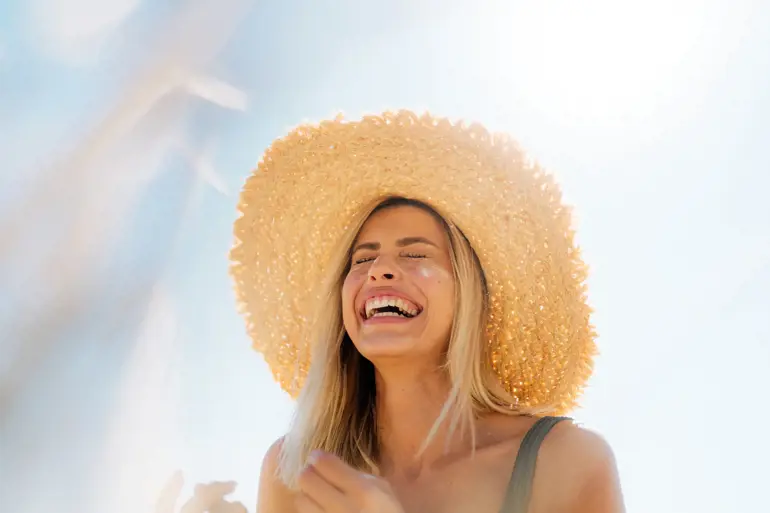 Tatilde La Roche-Posay Anthelios UVAir SPF50+ Hava Kadar Hafif Tüm Ciltler için Yüz Güneş Kremi Kullanmalısın.