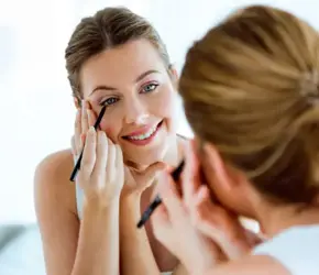 Büyüleyici Bakışlar: Adım Adım Kusursuz Eyeliner Çekme Teknikleri