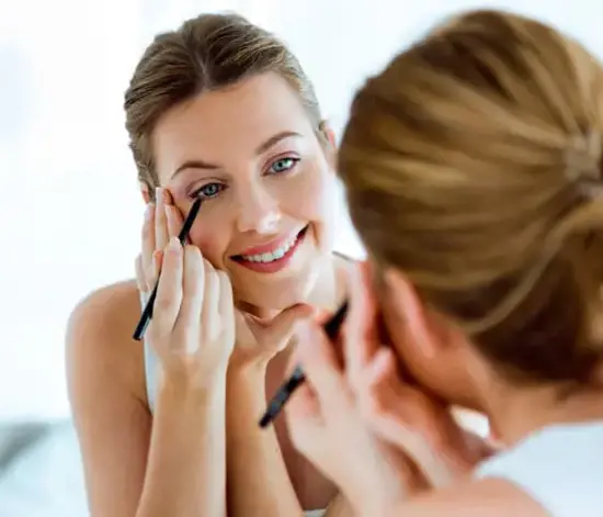 Büyüleyici Bakışlar: Adım Adım Kusursuz Eyeliner Çekme Teknikleri