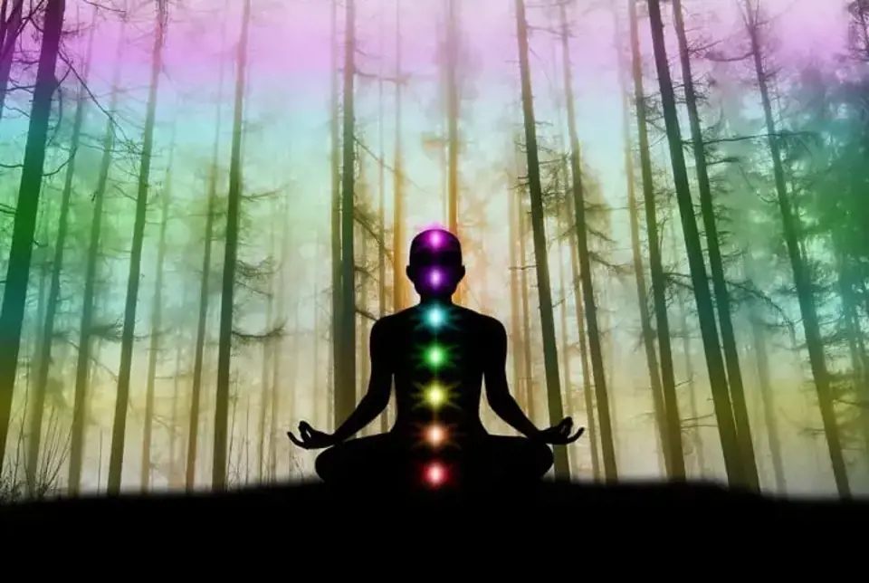 Meditasyon yapan kişinin etrafında renkli aura katmanları