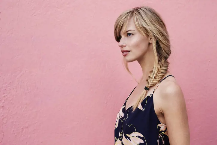 Yandan örgü saç modeli