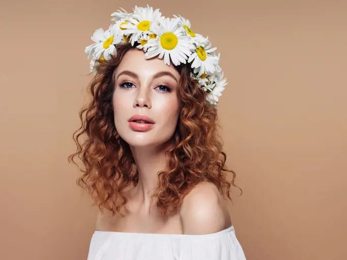 6.Papatyalı gelin tacı ve kıvırcık saç modeli