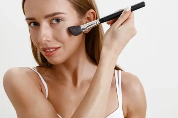 Anti-Blush Trendi: Allıksız Makyaj İpuçları