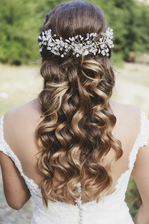 2. Dalgalı salaş gelin saç modeli