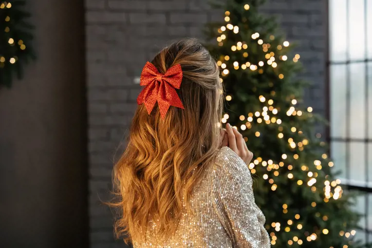 17. Romantik aksesuarlı saç modeli