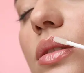 Lip Gloss Rehberi: En İyi Dudak Parlatıcısı Çeşitleri ve Kullanım İpuçları