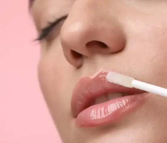 Lip Gloss Rehberi: En İyi Dudak Parlatıcısı Çeşitleri ve Kullanım İpuçları