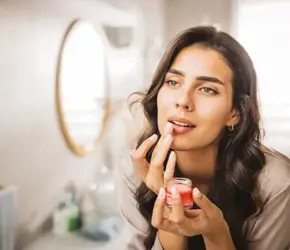 Lip Balm Nedir? Dudak Nemlendiricisi Rehberi