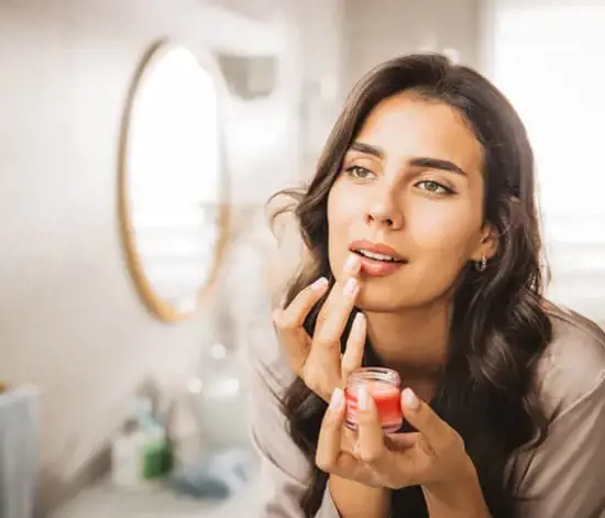 Lip Balm Nedir? Dudak Nemlendiricisi Rehberi