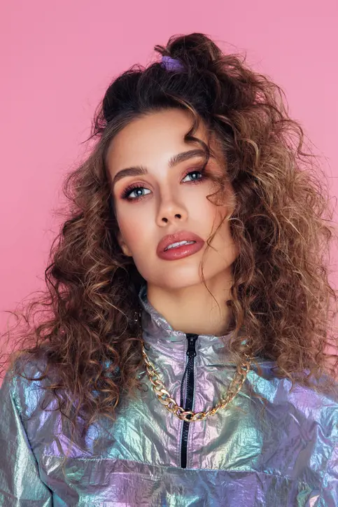 4.Kabarık, yarı toplu saçlar