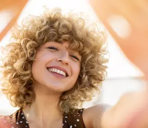 ​Kısa Kıvırcık Saçlılar için 15 Kurtarıcı Saç Modeli