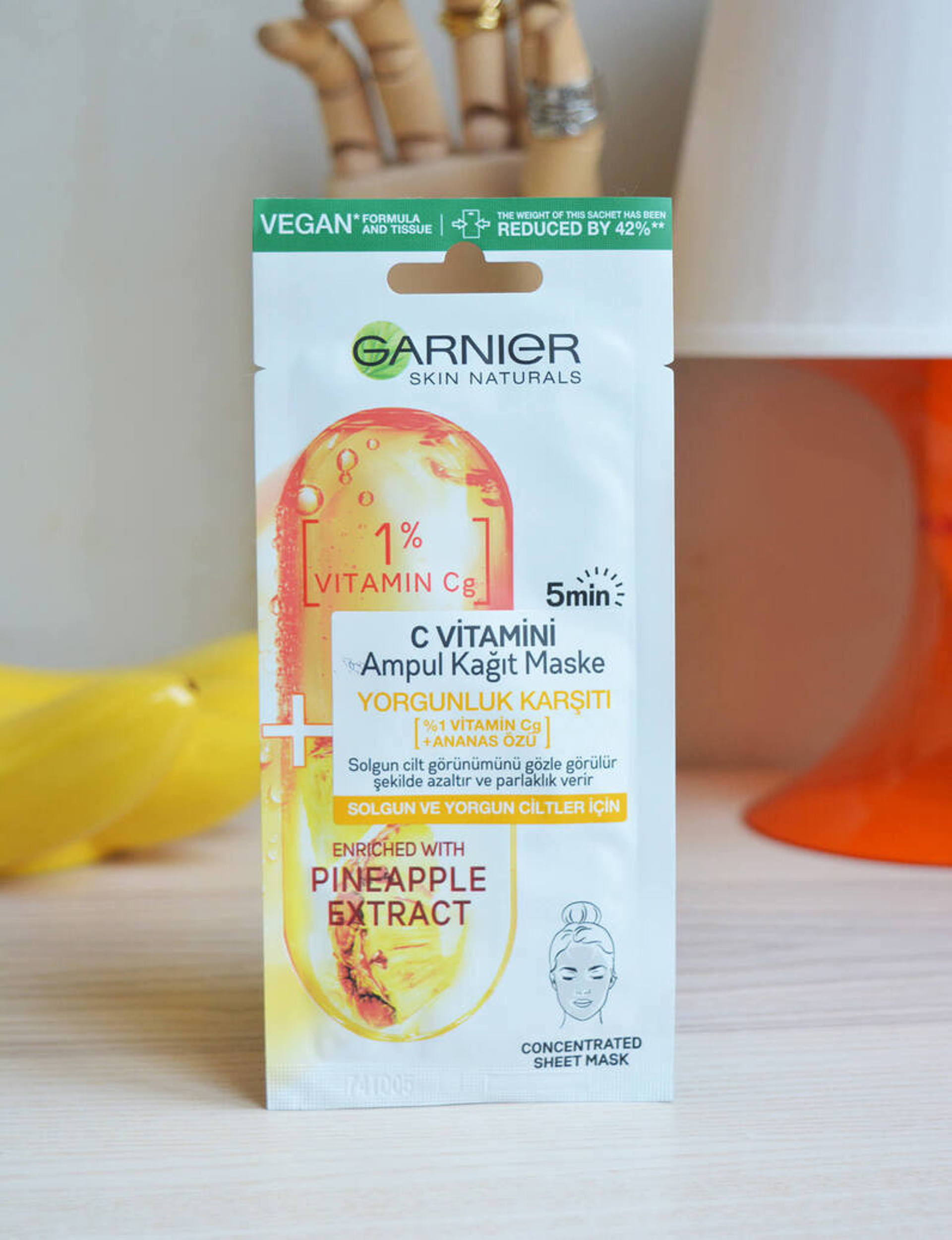 1.Yorgun Görünüm İçin: Garnier Ampul C Vitamini Kağıt Yüz Maskesi