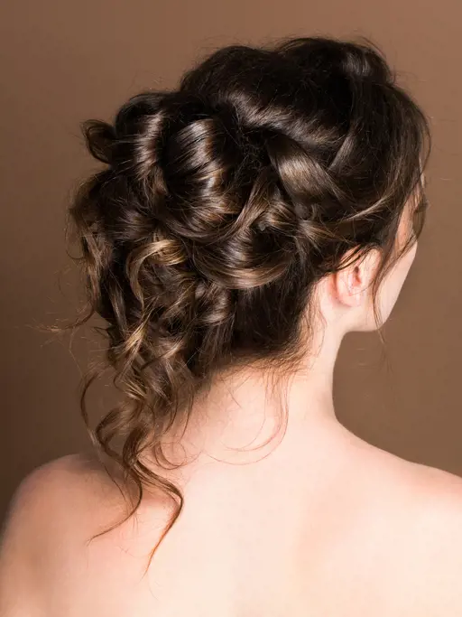 Dağınık görünümlü topuz