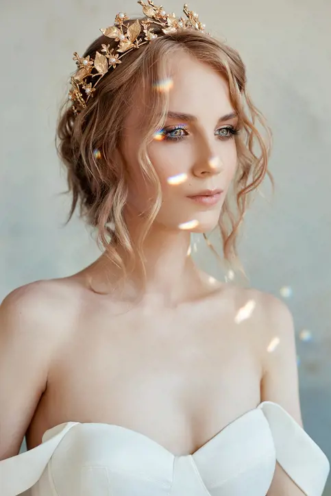 11.Altın gelin tacı ve yarı toplu gelin saçı modeli