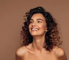 Doğal Kıvırcık Saçlılar için 20 Harika Saç Modeli