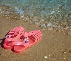 Yazın Işıltılı Adımları: Jelly Sandaletlerle Hem Rahat Hem Trend Ol!