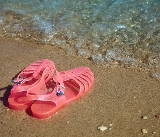 Yazın Işıltılı Adımları: Jelly Sandaletlerle Hem Rahat Hem Trend Ol!