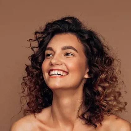 Belirgin bukleli saçlar