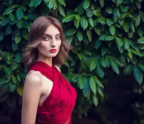 Bordo Elbiseye Uygun Makyaj Nasıl Yapılır?