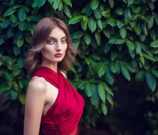 Bordo Elbiseye Uygun Makyaj Nasıl Yapılır?