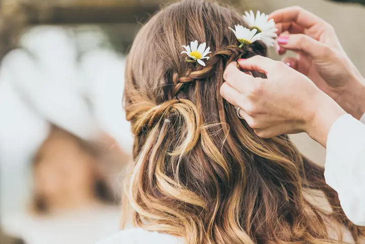 1. Papatyalı örgü gelin saç modeli