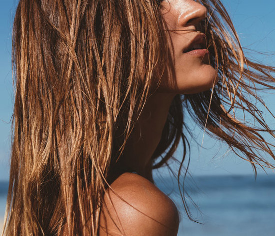 Bu Yaz Saçlarını Güneşin Etkilerinden Korumak İçin Yapman Gereken 5 Şey