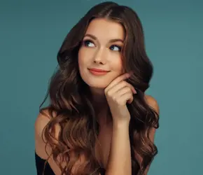 Koyu Karamel Saç Rengi Hakkında Bilmen Gereken Her Şey!