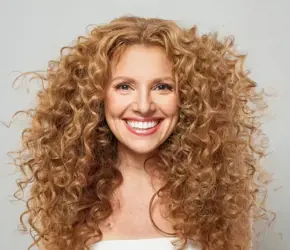 Kıvırcık saçlar için saç kesimi ipuçları