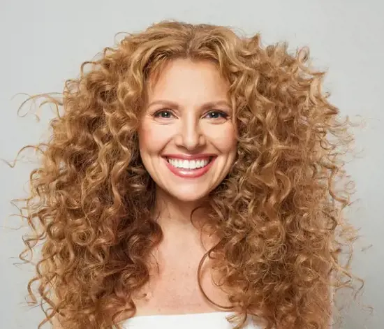 Kıvırcık saçlar için saç kesimi ipuçları