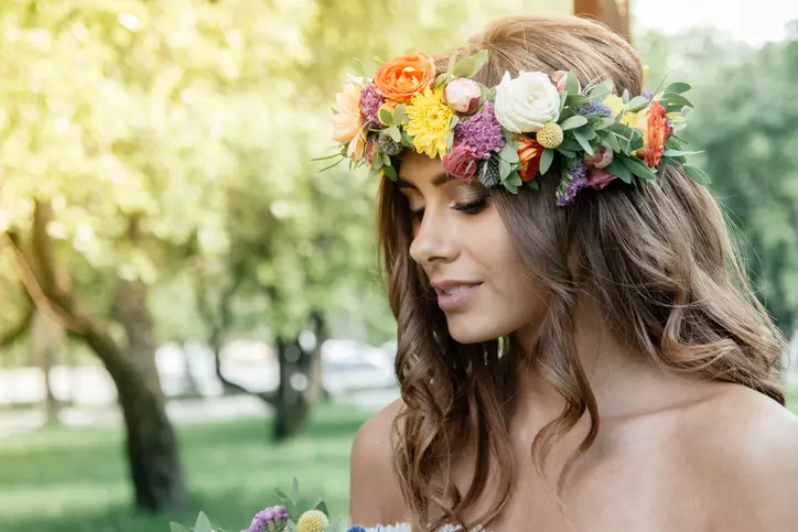 9.Çiçekli gelin tacı ve dağınık açık gelin saçı modeli