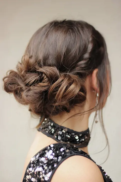 Dalgalı saçlar için ense topuzu