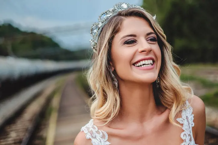 Prenses gelin tacı ve su dalgalı gelin saçı modeli