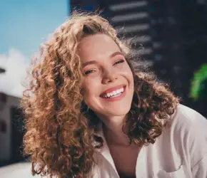 Saçı Kıvırcık Yapma: Doğal ve Kimyasal Yöntemler