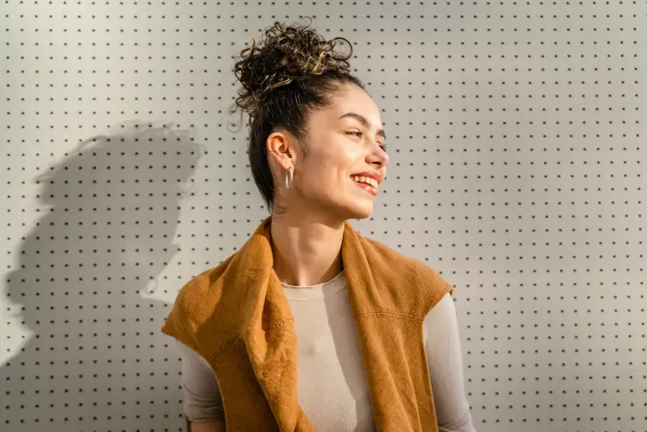 Kıvırcık saçlar için topuz modeli