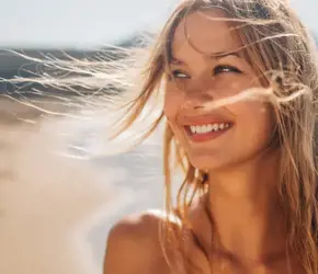 Plaj Saç Modelleri Rehberi: Sahilin En Gözde Kızı Olmanın Sırları