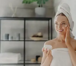 Parlak ve Işıl Işıl Bir Cilt için En İyi Nemlendirici Önerileri