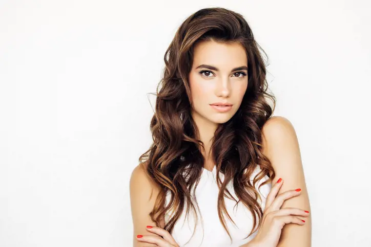 Balık burcu kadınlarına hangi saç kesimleri yakışır? katlı saç kesimi