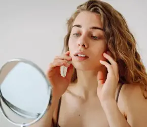 Alında Çıkan Sivilcelerle Nasıl Baş Etmeliyiz?